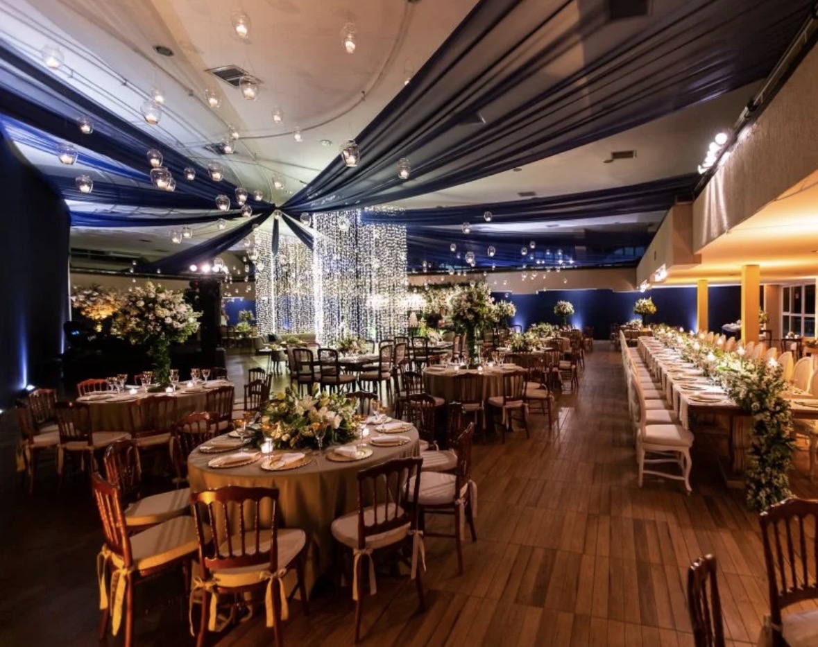 Salão social decorado para evento