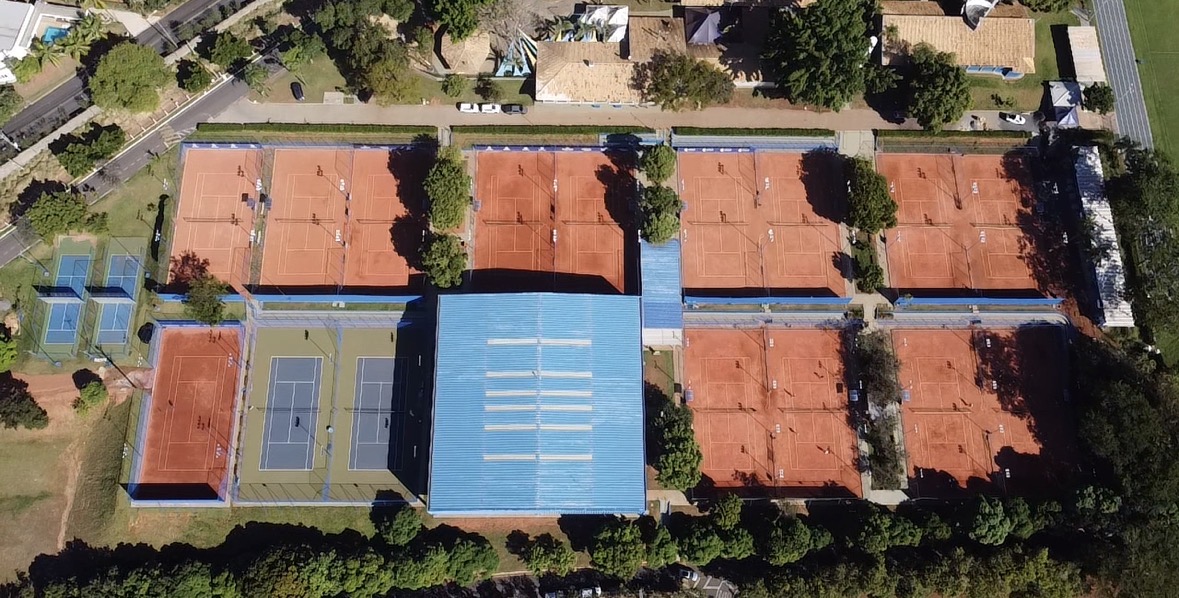 Quadras de tênis de saibro do clube