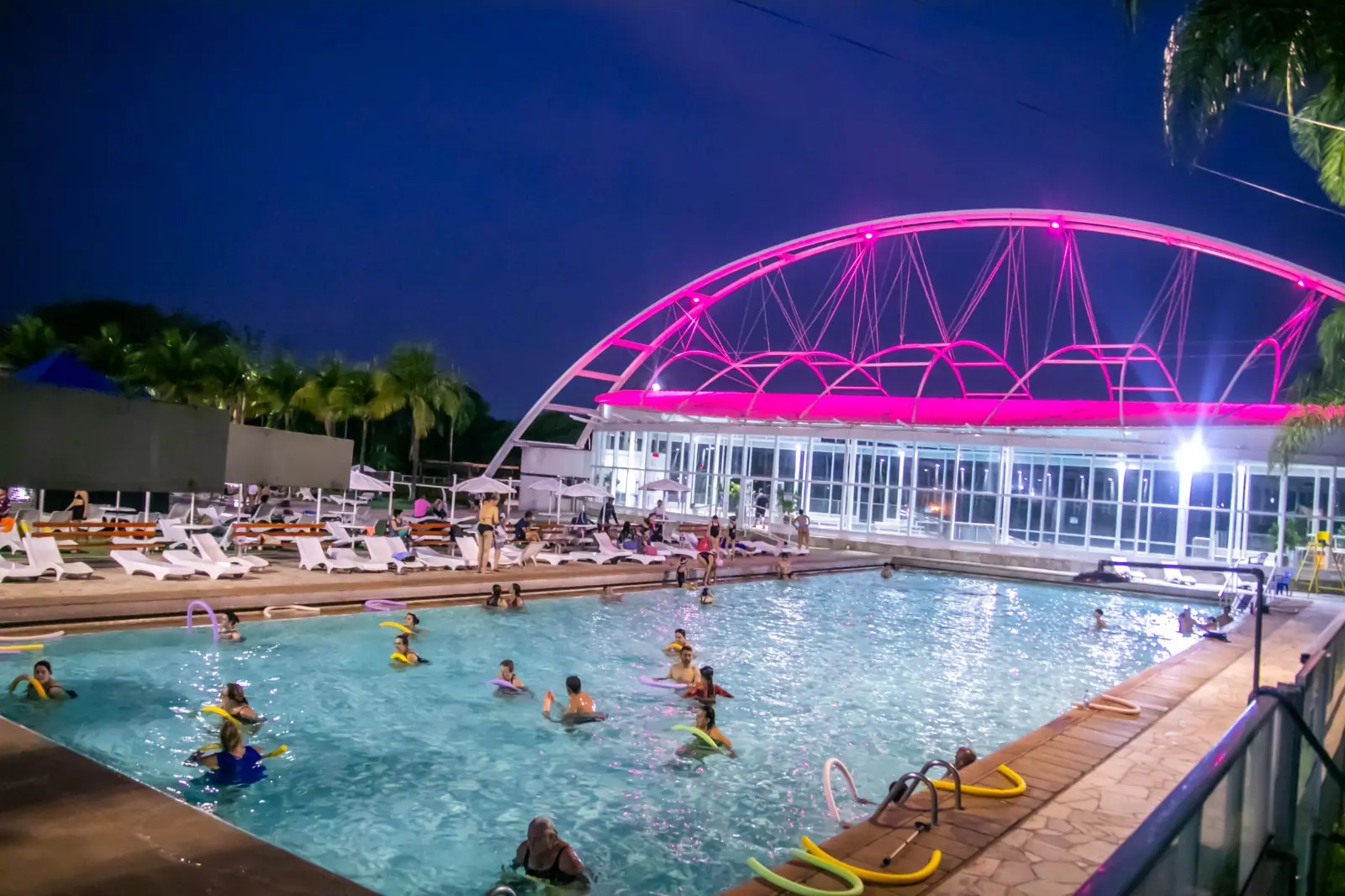 Parque aquático iluminado do Clube Monte Líbano