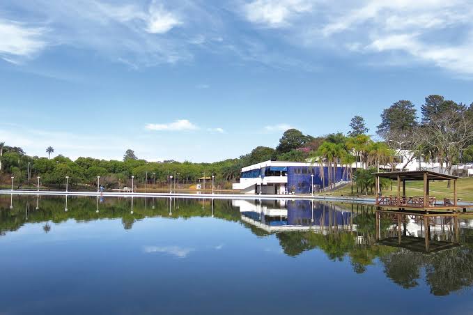 Represa e área verde do clube de campo