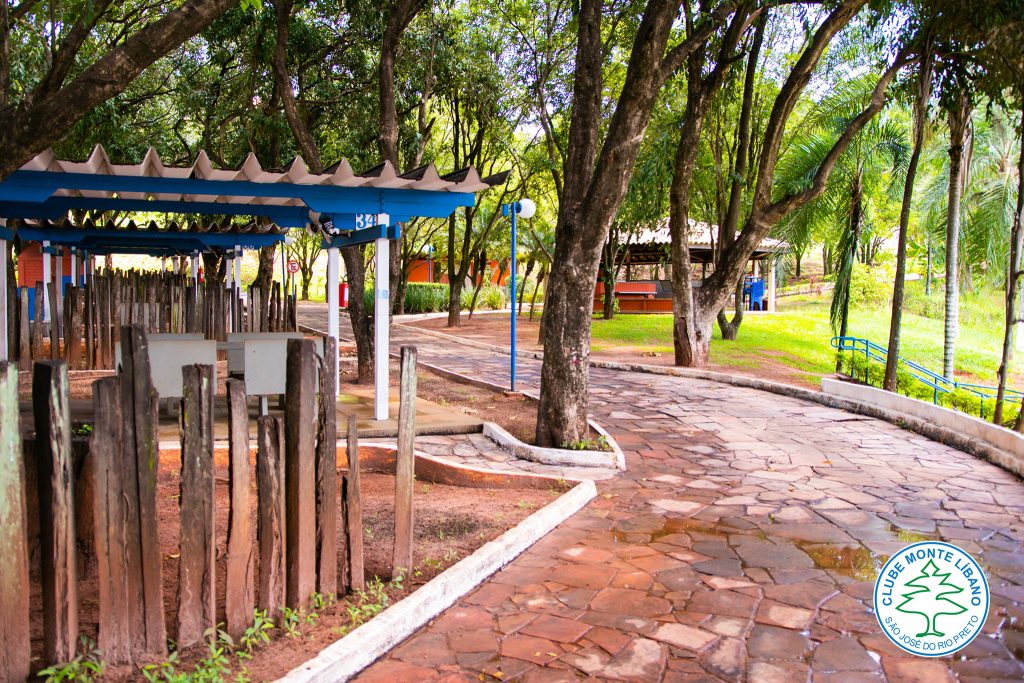 Área de quiosques e bosque do clube